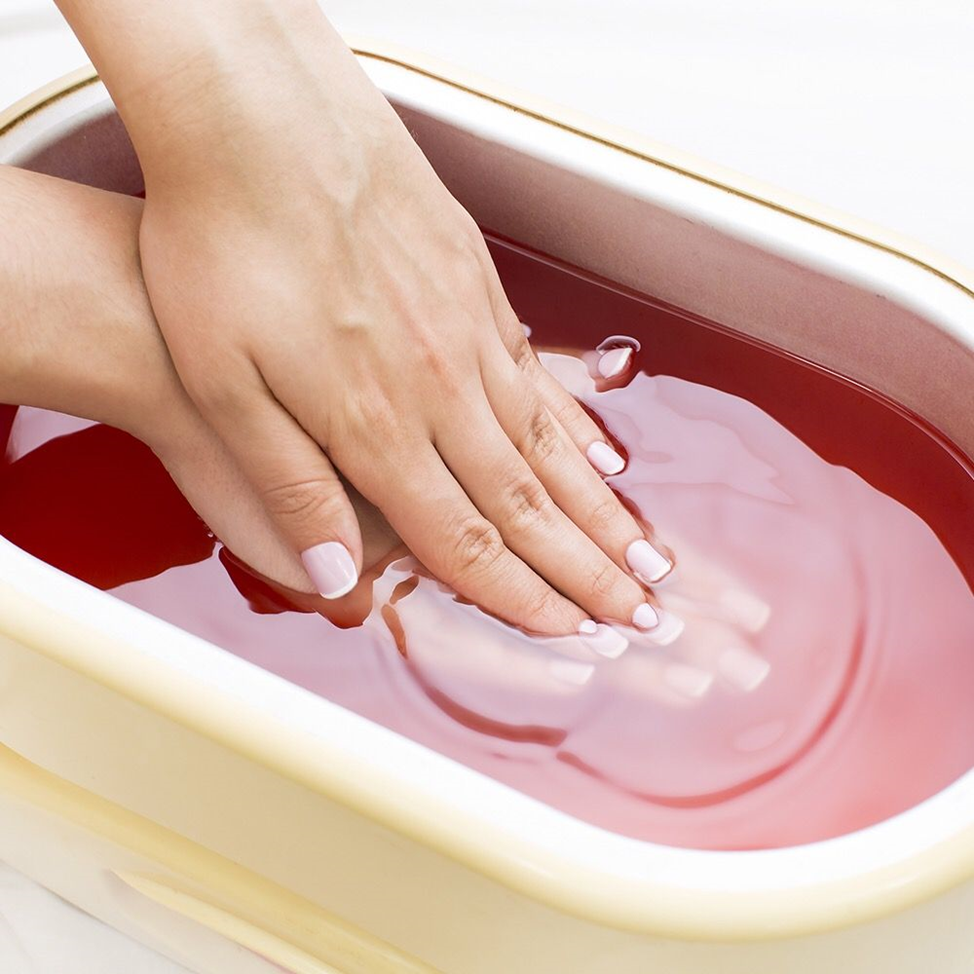 Как делать ванночки для рук. Парафинотерапия для рук. Парафиновая ванночка для рук. Парафиновые ванночки для ног. Спа парафинотерапия для рук.